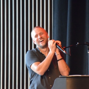 Review: MAD HATTERS DUELING PIANOS at MAD House 101 Restaurant & Bar Photo